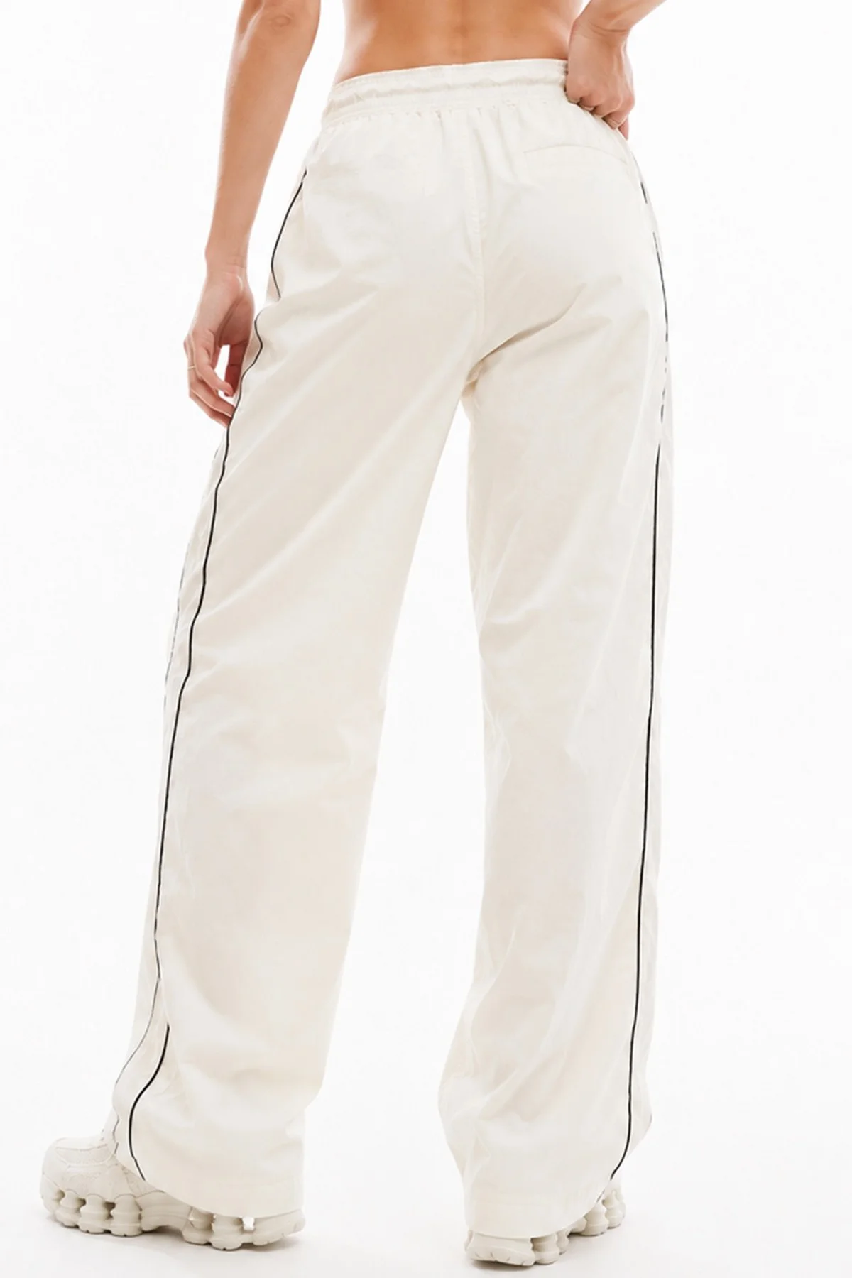 Nike Sportswear Windrunner High-Waisted Woven Open Hem Womens Cream Pant. Yüksek Bel Çıt Çıt Cepli Kadın Eşofman Altı Krem