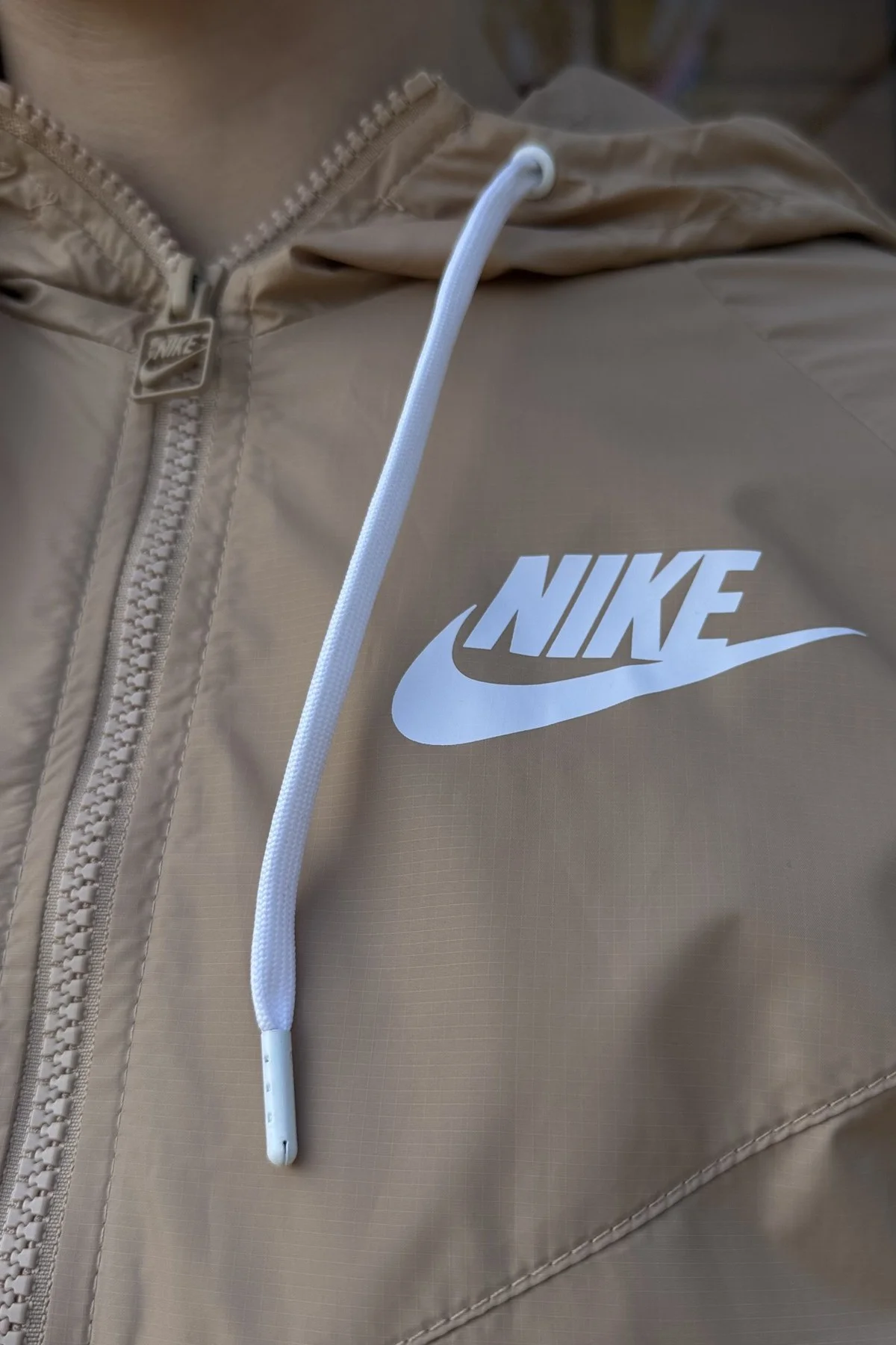 Nike Sportswear Windrunner Jacket Kadın Kapüşonlu Spor Ceket Bej Nike Sportswear Windrunner Jacket Kadın Kapüşonlu Spor Ceket Bej Fiyatı, Yorumları ve Özellikleri