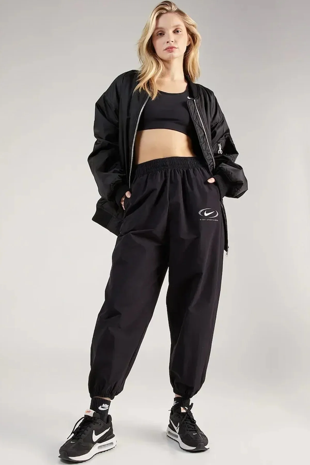 Nike Sportswear Women's Woven Loose Fit Joggers Kadın Bol Kesim Dokuma Eşofman Altı Siyah Nike Sportswear Women's Woven Loose Fit Joggers Kadın Bol Kesim Dokuma Eşofman Altı Siyah