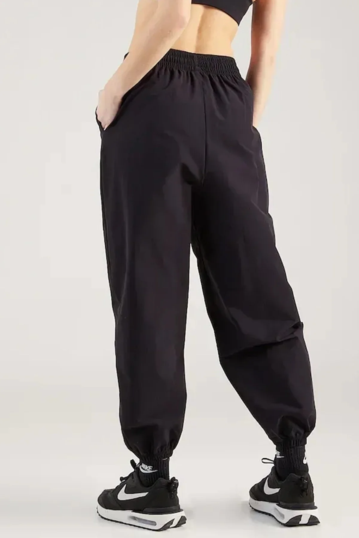 Nike Sportswear Women's Woven Loose Fit Joggers Kadın Bol Kesim Dokuma Eşofman Altı Siyah Nike Sportswear Women's Woven Loose Fit Joggers Kadın Bol Kesim Dokuma Eşofman Altı Siyah