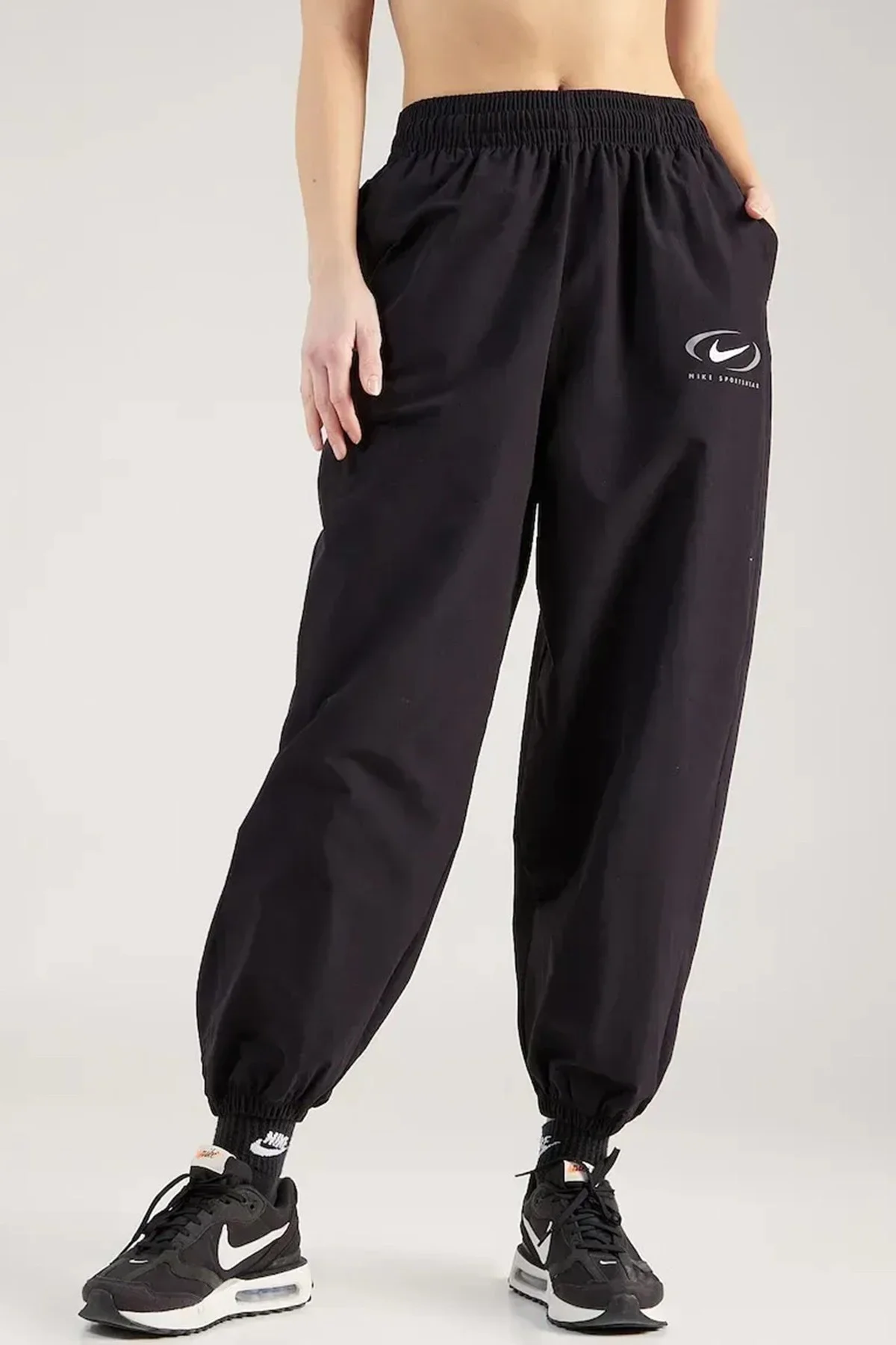 Nike Sportswear Women's Woven Loose Fit Joggers Kadın Bol Kesim Dokuma Eşofman Altı Siyah Nike Sportswear Women's Woven Loose Fit Joggers Kadın Bol Kesim Dokuma Eşofman Altı Siyah