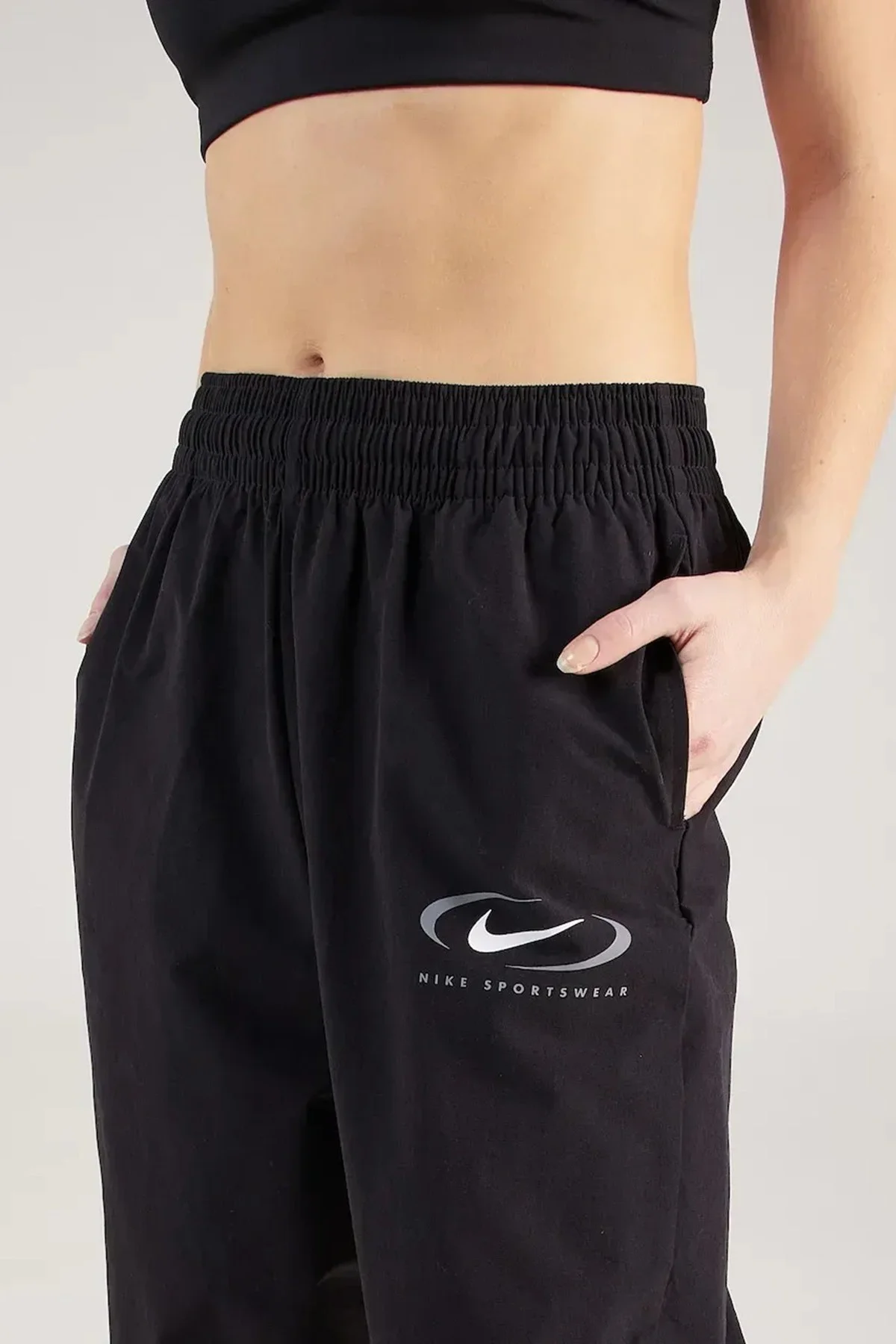 Nike Sportswear Women's Woven Loose Fit Joggers Kadın Bol Kesim Dokuma Eşofman Altı Siyah Nike Sportswear Women's Woven Loose Fit Joggers Kadın Bol Kesim Dokuma Eşofman Altı Siyah