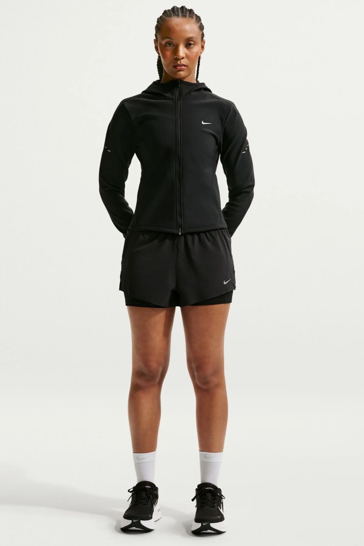 Nike Swift Therma Fit Fitted Womens Jacket Kapüşonlu Reflektörlü Su İtici Kadın Koşu Ceketi Siyah Nike Swift Therma Fit Fitted Womens Jacket Kapüşonlu Reflektörlü Su İtici Kadın Koşu Ceketi Siyah