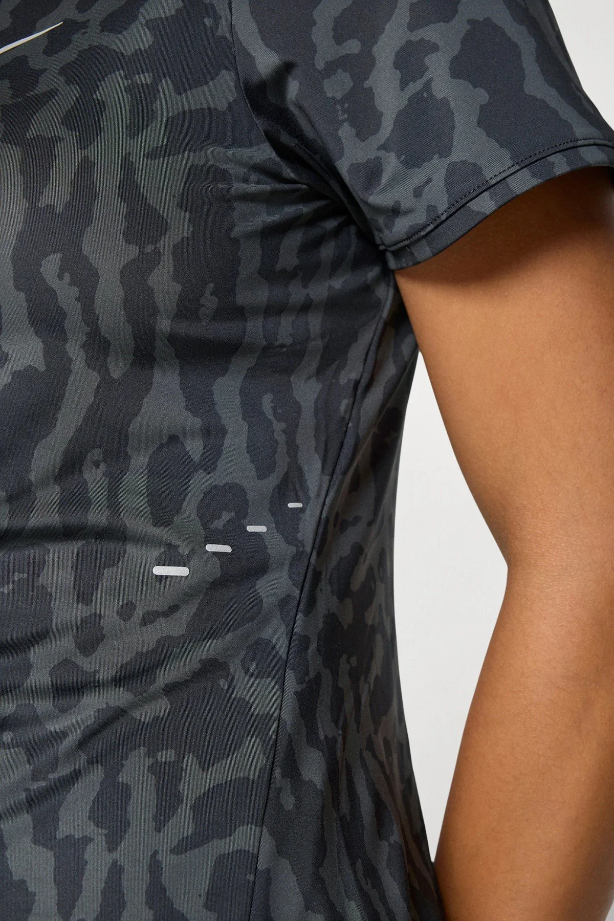 Nike Swift Women's Dri-Fit Short-Sleeve Running Top Kadın Reflektörlü Koşu Tişörtü Siyah
