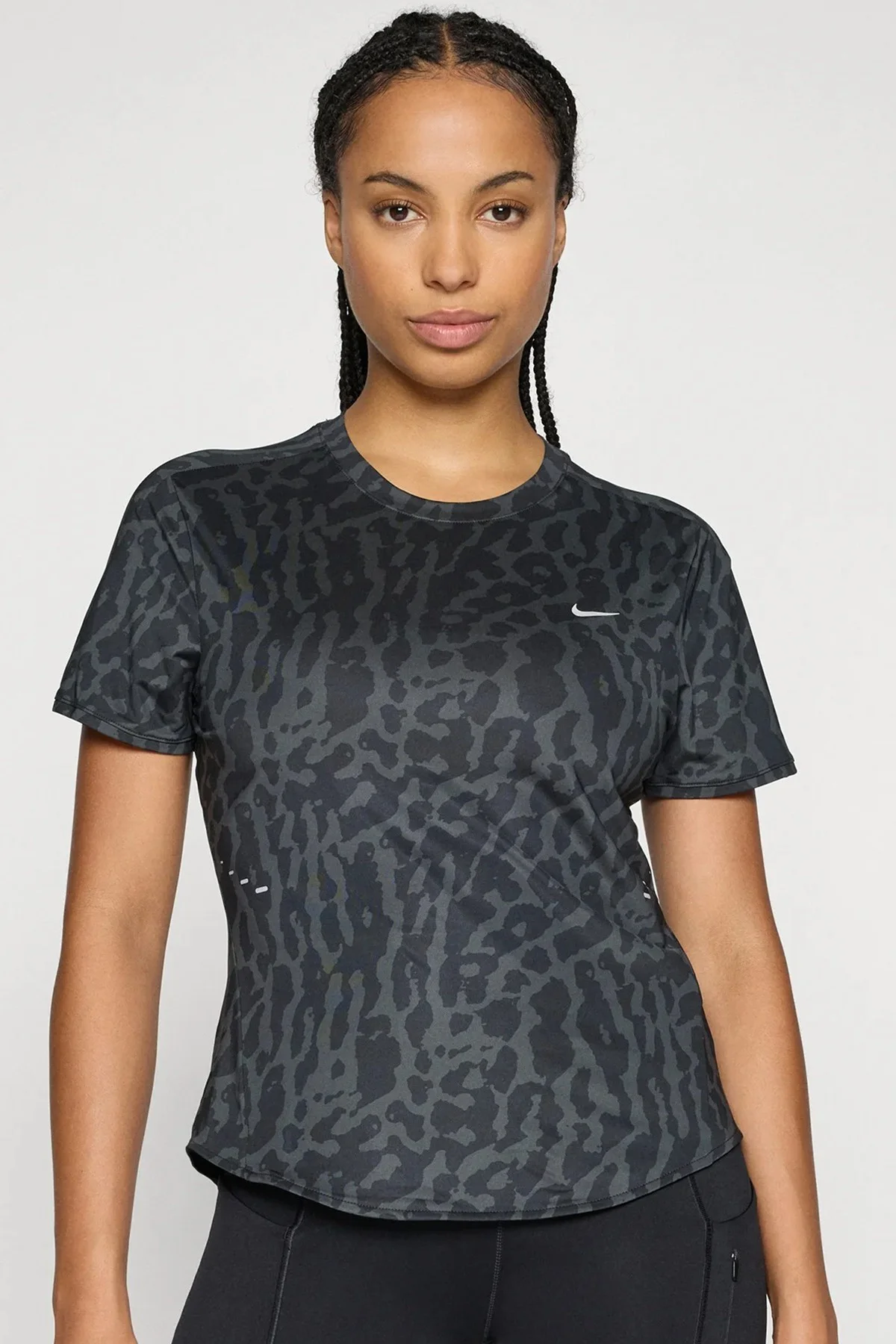 Nike Swift Women's Dri-Fit Short-Sleeve Running Top Kadın Reflektörlü Koşu Tişörtü Siyah