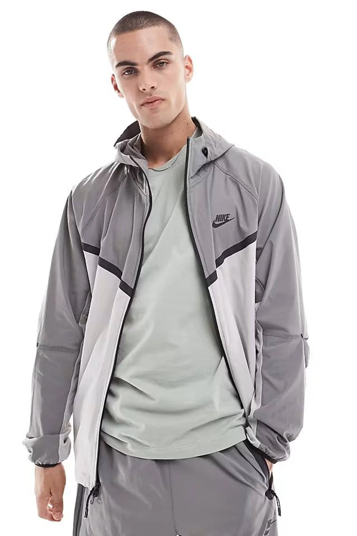 Nike Tech Windrunner Woven Full Zip Loose Fit Jacket Erkek Bol Kesim Paraşüt Kumaş Kapüşonlu Ceket Gri Nike Tech Windrunner Woven Full Zip Loose Fit Jacket Erkek Bol Kesim Paraşüt Kumaş Kapüşonlu Ceket Gri