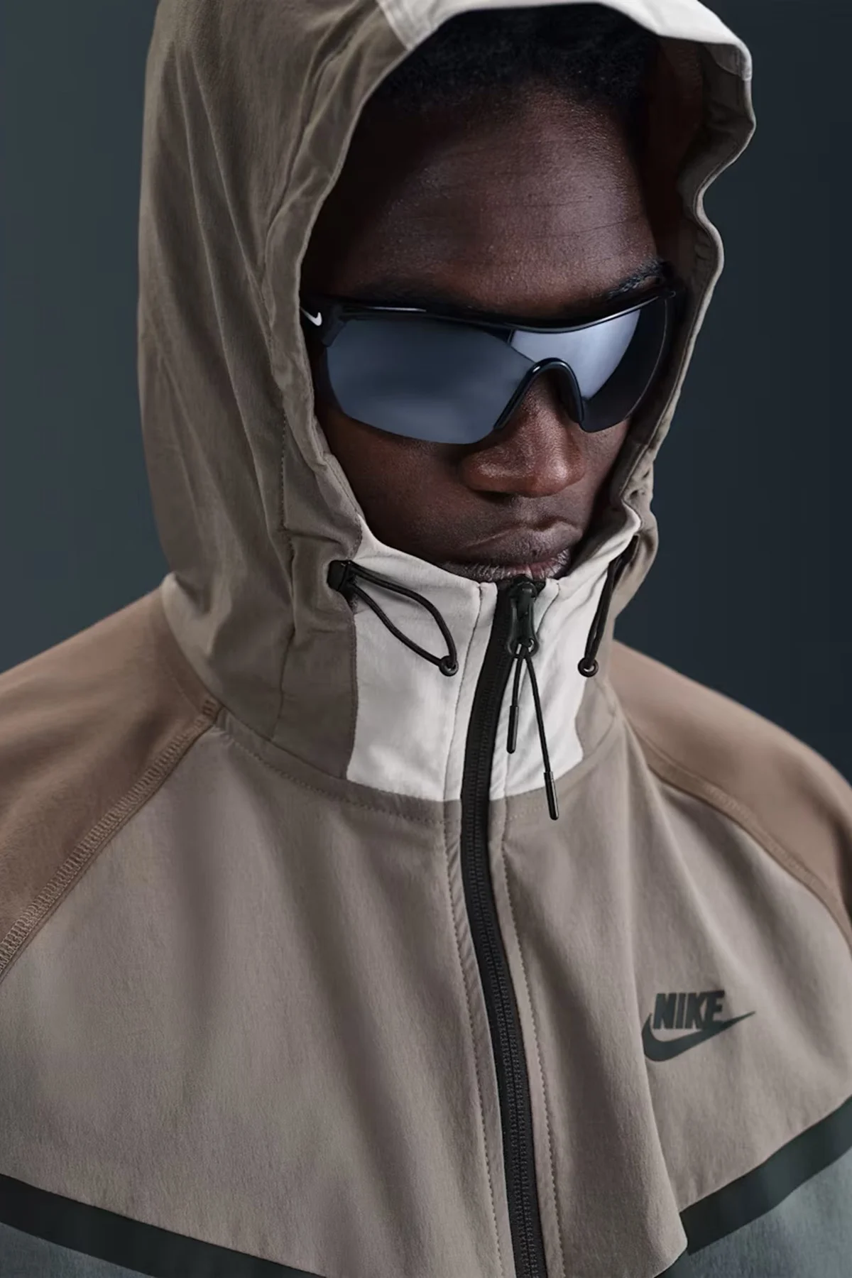 Nike Tech Windrunner Woven Full Zip Loose Fit Jacket Erkek Bol Kesim Paraşüt Kumaş Kapüşonlu Ceket Antrasit Kahverengi Nike Tech Windrunner Woven Full Zip Loose Fit Jacket Erkek Bol Kesim Paraşüt Kumaş Kapüşonlu Ceket Antrasit Kahverengi