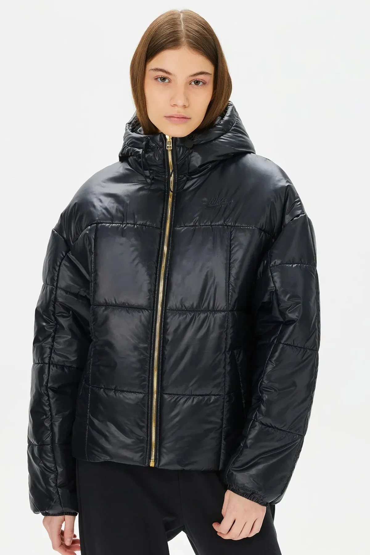 Nike Terma Fit Synthetic Fill Loose Fit Classic Puffer Shine Kadın Bol Kesim Şişme Mont Siyah Nike Terma Fit Synthetic Fill Loose Fit Classic Puffer Shine Kadın Bol Kesim Şişme Mont Siyah
