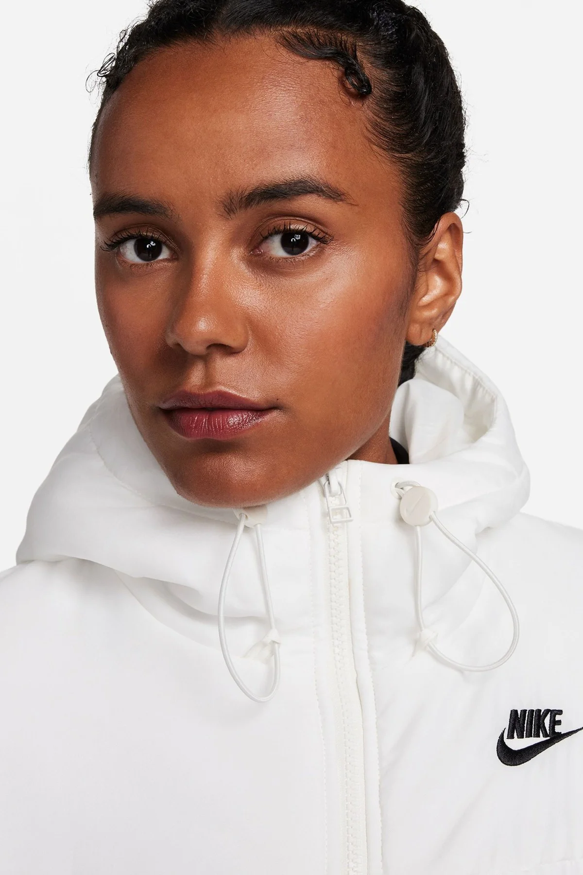 Nike Therma Fit Loose Fit Classic Buffer Bol Kesim Kapüşonlu Kadın Şişme Mont Beyaz Nike Therma Fit Loose Fit Classic Buffer Bol Kesim Kapüşonlu Kadın Şişme Mont Beyaz Fiyatı, Yorumları ve Özellikleri