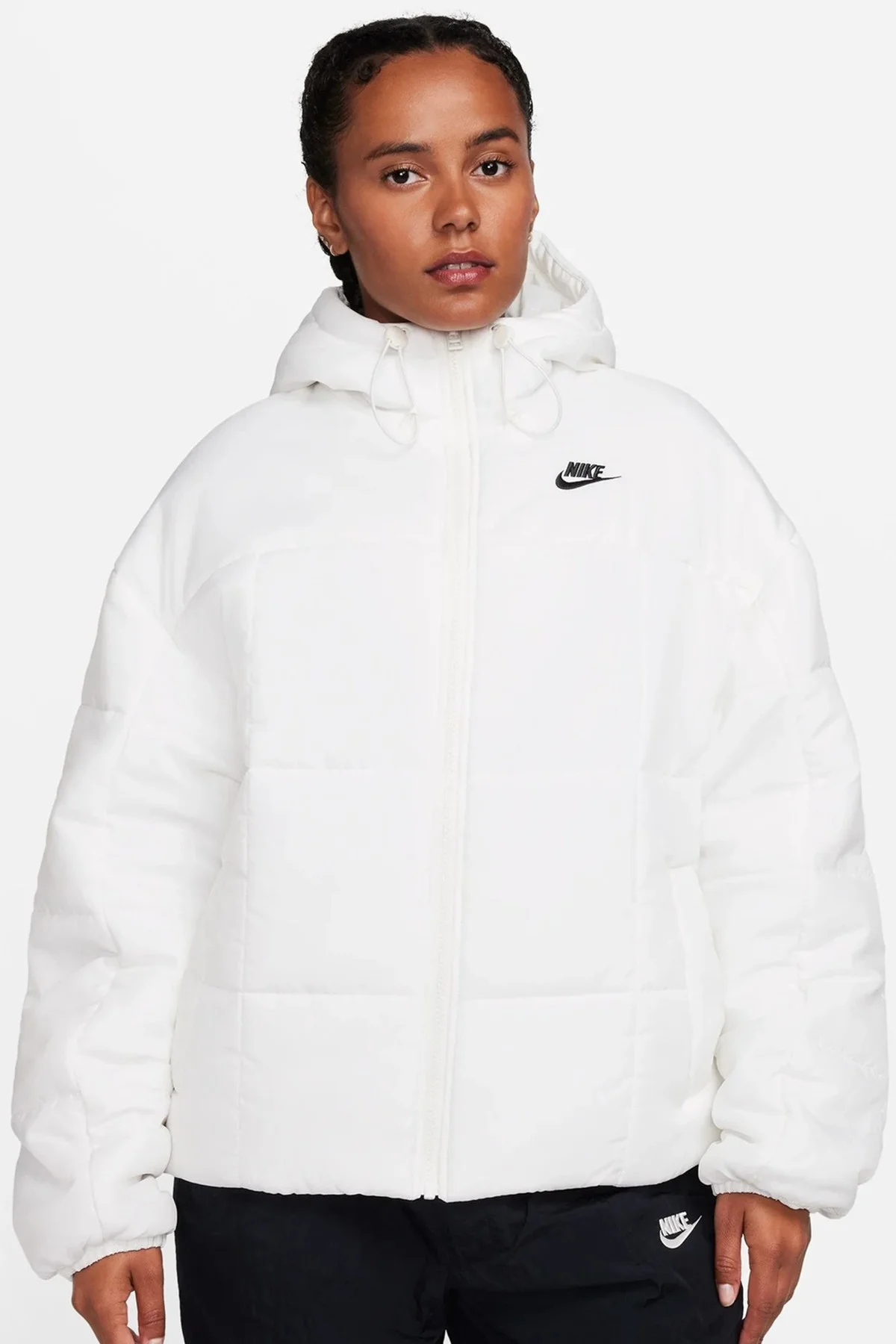 Nike Therma Fit Loose Fit Classic Buffer Bol Kesim Kapüşonlu Kadın Şişme Mont Beyaz Nike Therma Fit Loose Fit Classic Buffer Bol Kesim Kapüşonlu Kadın Şişme Mont Beyaz Fiyatı, Yorumları ve Özellikleri