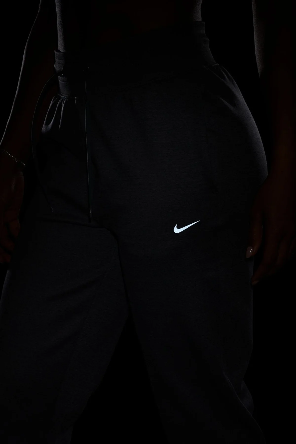 Nike Therma-FIT One Womens Jogger Training Pant.Reflektörlü Kadın Antreman Eşofman Altı Gri