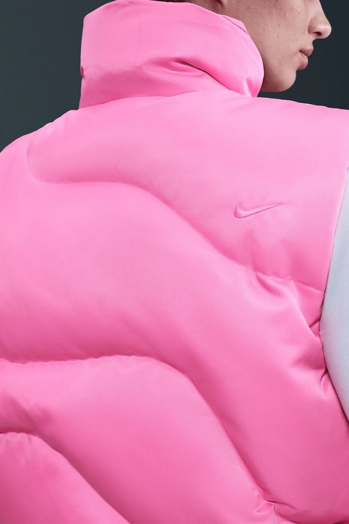 Nike Therma Fit Sportswear Swoosh Series Oversized Down West Oversize Kaz Tüyü Kadın Yelek Pembe Nike Therma Fit Sportswear Swoosh Series Oversized Down West Oversize Kaz Tüyü Kadın Yelek Pembe