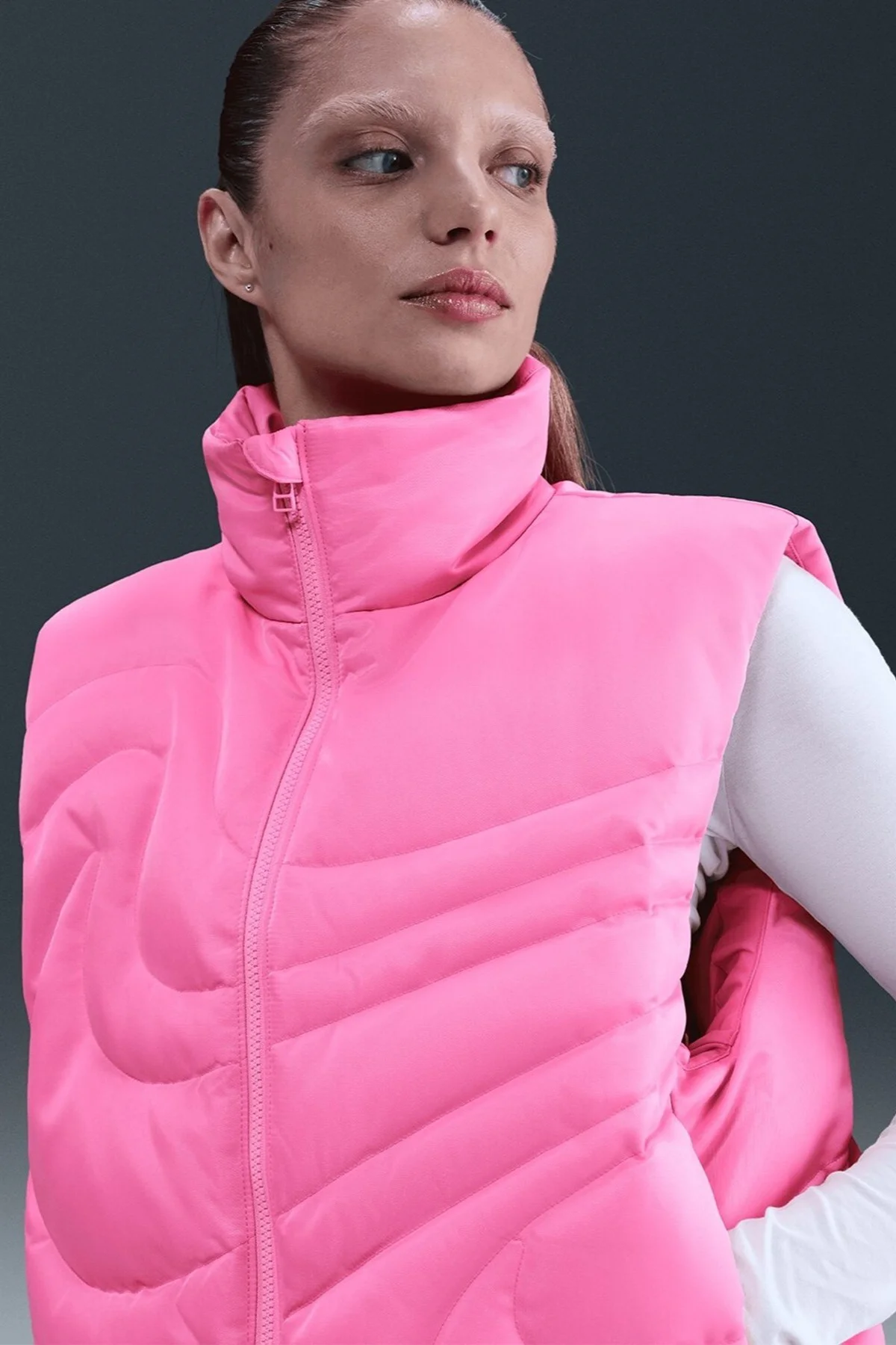 Nike Therma Fit Sportswear Swoosh Series Oversized Down West Oversize Kaz Tüyü Kadın Yelek Pembe Nike Therma Fit Sportswear Swoosh Series Oversized Down West Oversize Kaz Tüyü Kadın Yelek Pembe