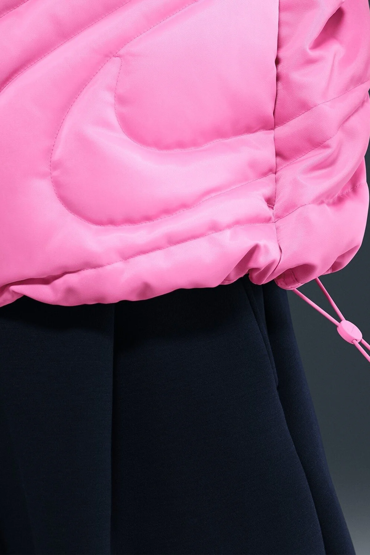 Nike Therma Fit Sportswear Swoosh Series Oversized Down West Oversize Kaz Tüyü Kadın Yelek Pembe Nike Therma Fit Sportswear Swoosh Series Oversized Down West Oversize Kaz Tüyü Kadın Yelek Pembe