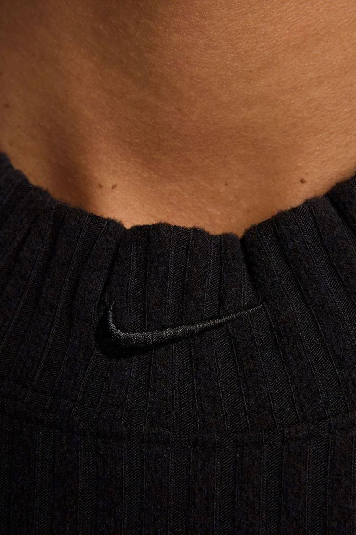 Nike Tight Fit Mock Neck Crop Tank Top Kadın Crop Dar Kesim Yüksek Yaka Fitilli Jarsey Atlet Siyah Nike Tight Fit Mock Neck Crop Tank Top Kadın Crop Dar Kesim Yüksek Yaka Fitilli Jarsey Atlet Siyah