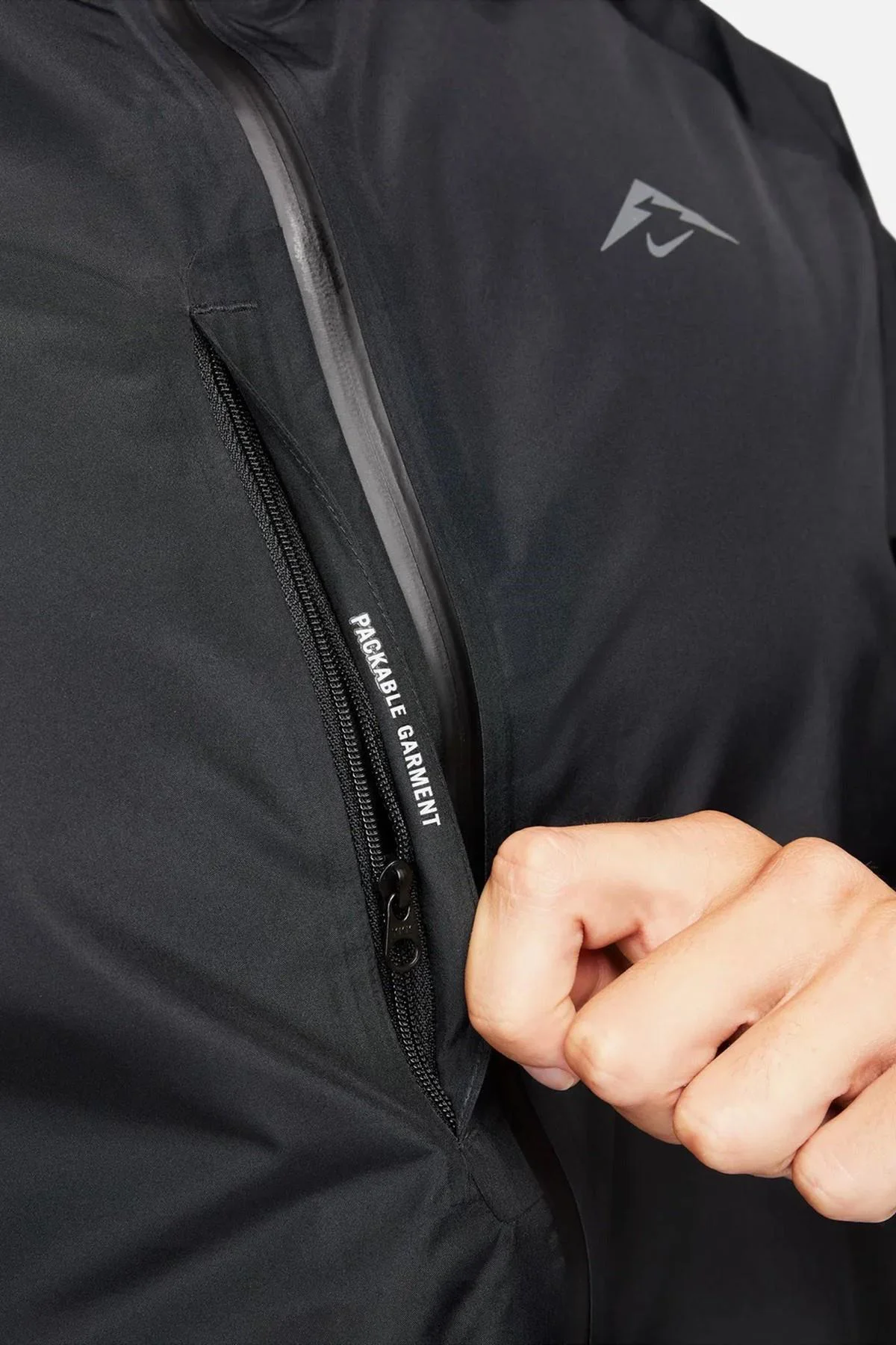 Nike Trail Running Grotex Packable Hoodie Erkek Su Geçirmez Kapüşonlu Çantaya Dönüşebilen Reflektörlü Koşu Ceketi Siyah