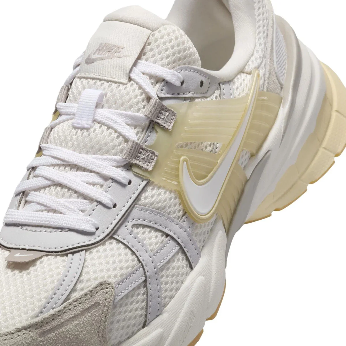 Nike V2K Run Womens Walking Shoes Reflektörlü Kadın Yürüyüş Ayakkabısı Krem Nike V2K Run Womens Walking Shoes Reflektörlü Kadın Yürüyüş Ayakkabısı Krem