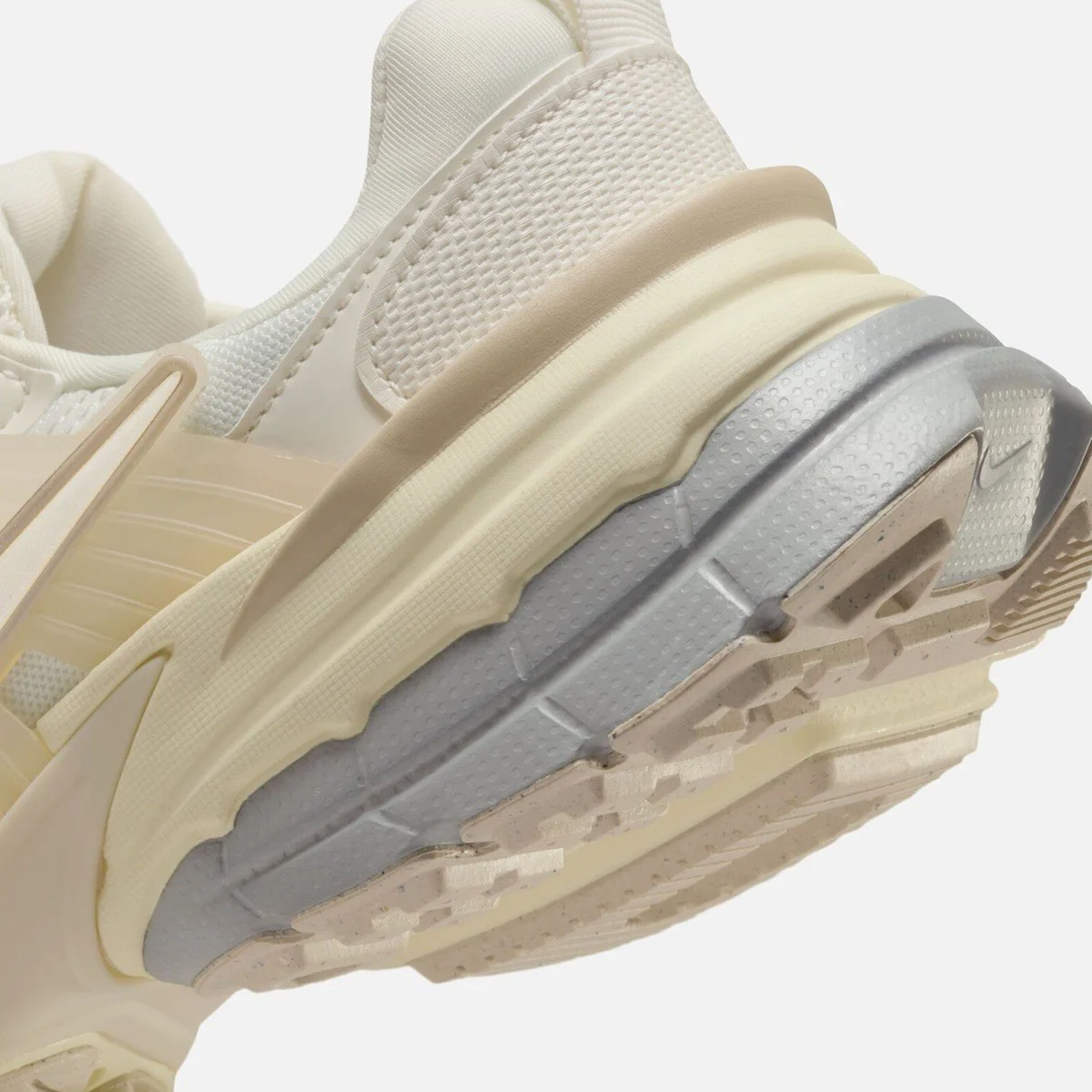 Nike V2K Run Womens Walking Shoes Kadın Yürüyüş Ayakkabısı Krem Nike V2K Run Womens Walking Shoes Kadın Yürüyüş Ayakkabısı Krem Fiyatı, Yorumları ve Özellikleri