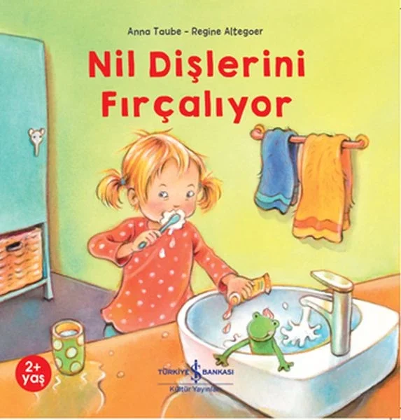 Nil Dişlerini Fırçalıyor Nil Dişlerini Fırçalıyor
