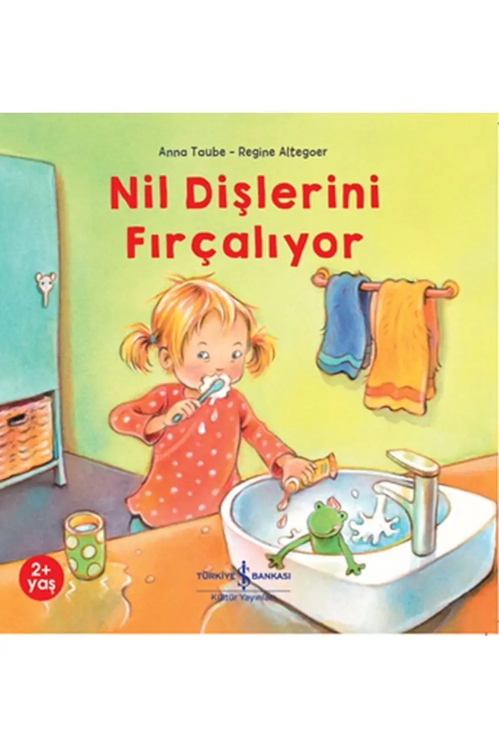 Nil Dişlerini Fırçalıyor
