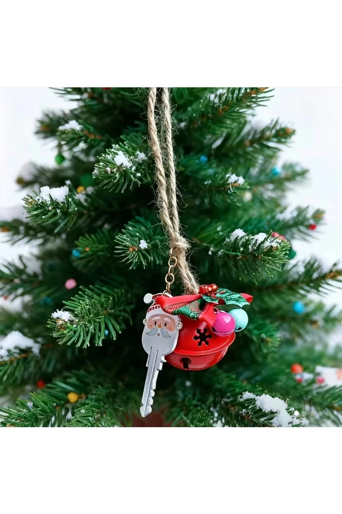 Noel Baba Figürlü Kırmızı Çan Yılbaşı Ağaç Süsü – Hasır İpli Dekoratif Süs (20 cm) Noel Baba Figürlü Kırmızı Çan Yılbaşı Ağaç Süsü – Hasır İpli Dekoratif Süs (20 cm)
