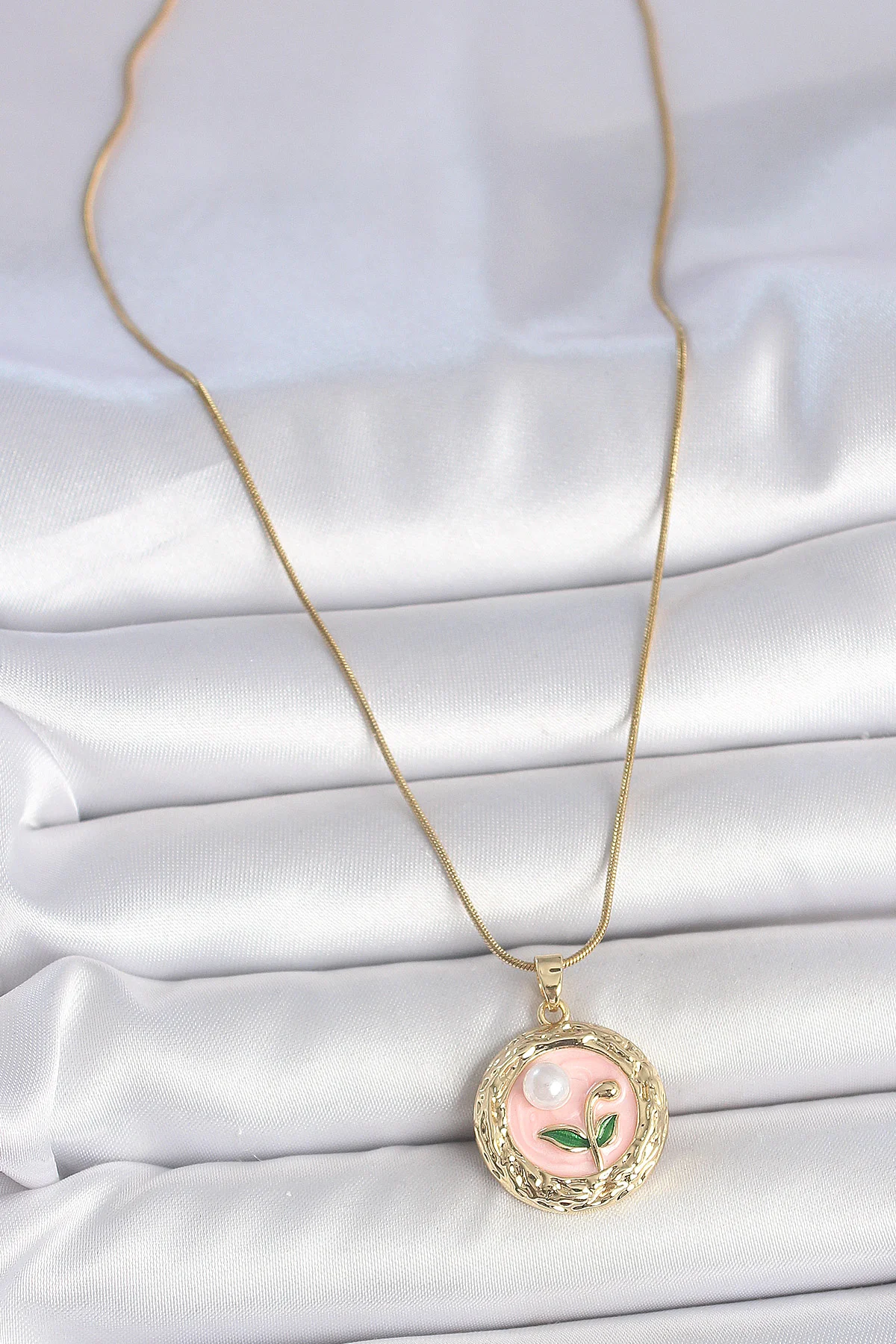 Northcity 316L Çelik Gold Renk Zincir Pembe Çiçek İşlemeli Kadın Kolye - 45cm Pembe Çiçek Detaylı Portre Model