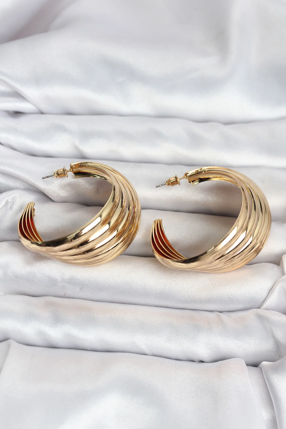 316L Çelik Gold Renk Yarım Halka Model Kadın Küpe - Paslanmaz ve Şık Görünüm