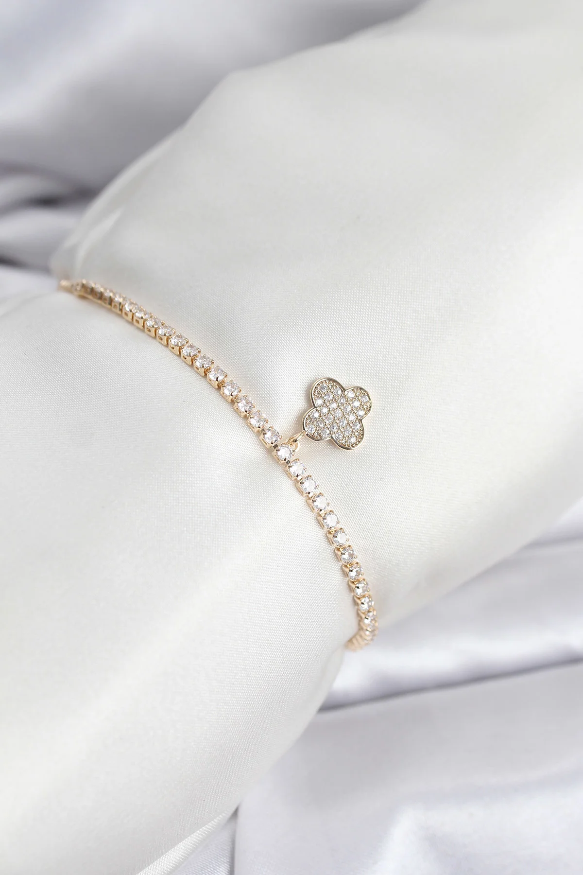 Asansörlü Yonca Model Zirkon Taşlı Gold Bileklik - Şık ve Uyumlu Takı