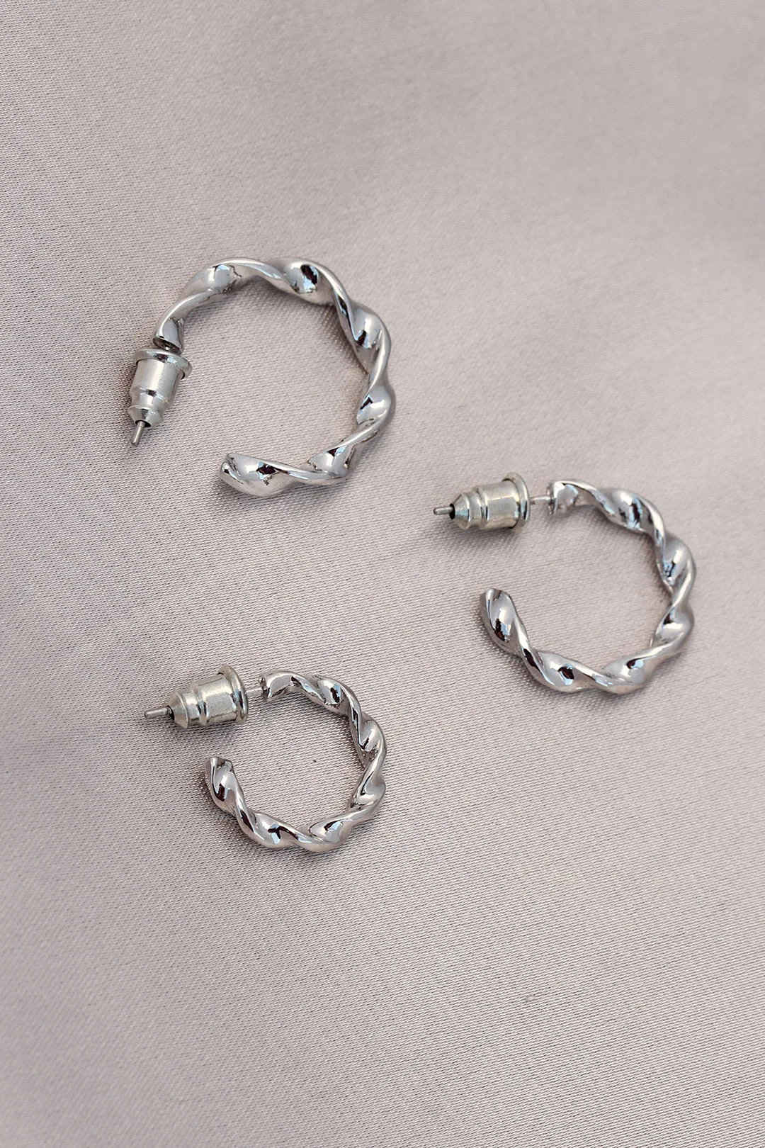 Burgu Model Gümüş Metal Küpe Seti 5886 - Şık ve Günlük Kullanıma Uygun