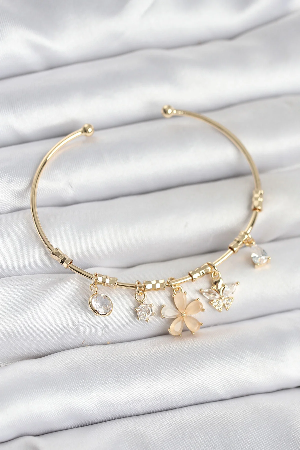 Çiçek ve Kelebek Charmlı Gold Renk Pirinç Kadın Bileklik - Şık ve Moda Tarzı