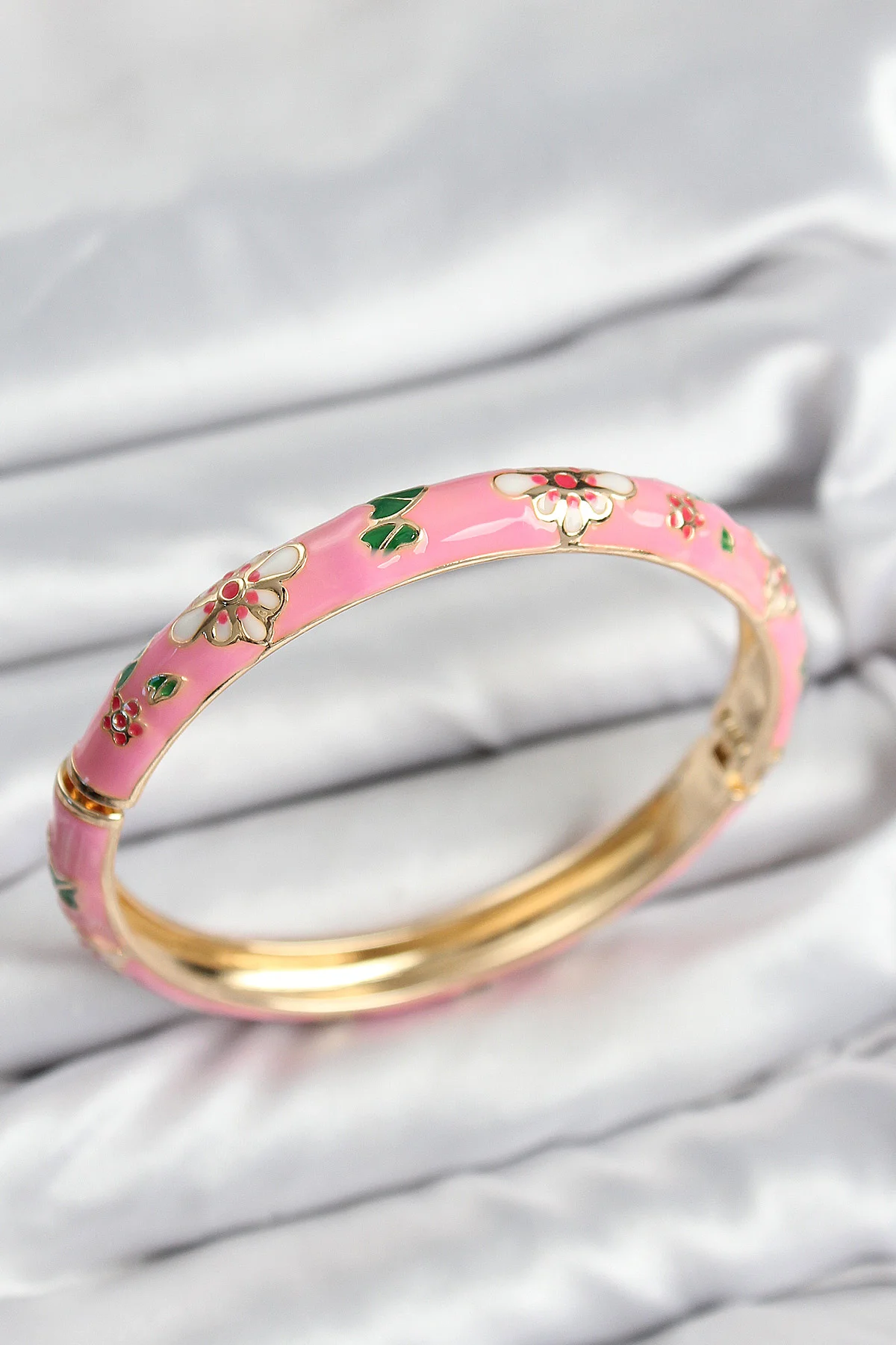 Mineli Pirinç Pembe Çiçek Motifli Gold Kadın Kelepçe 5886 - Şık ve Günlük Kullanıma Uygun