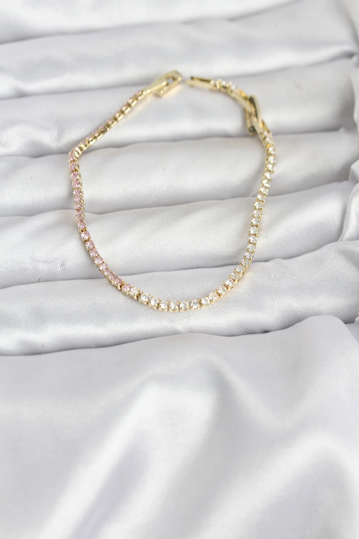 Pembe ve Beyaz Zirkon Taşlı Gold Renk Su Yolu Kadın Bilekliği