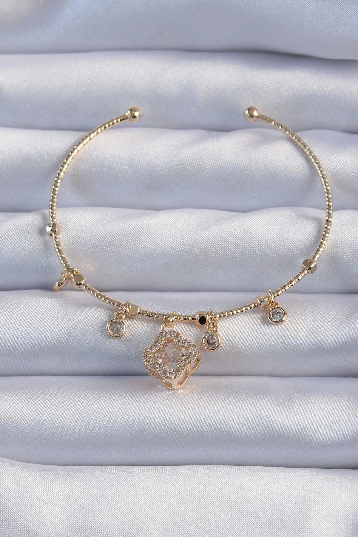 Pirinç Altın Zirkon Yonca Model Charm Bileklik - Şık ve Dayanıklı Moda Aksesuarı