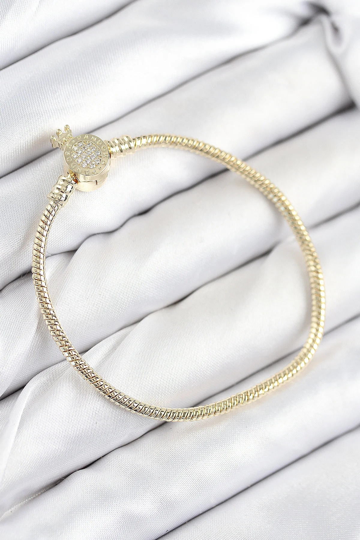 Pirinç Charm Zirkon Taşlı Taç Model Gold Renk Kadın Bileklik 5886