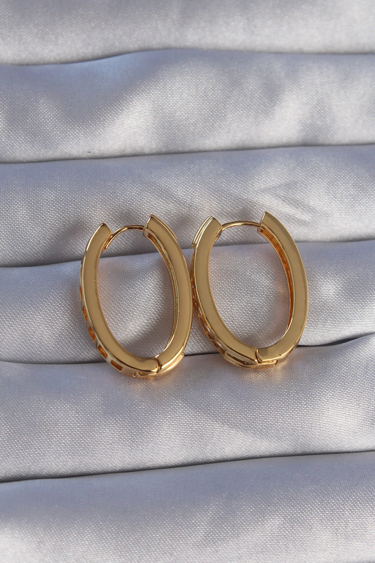 Pirinç Gold Renk Zirkon Taşlı Oval Model Küpe - Eşsiz Şıklık