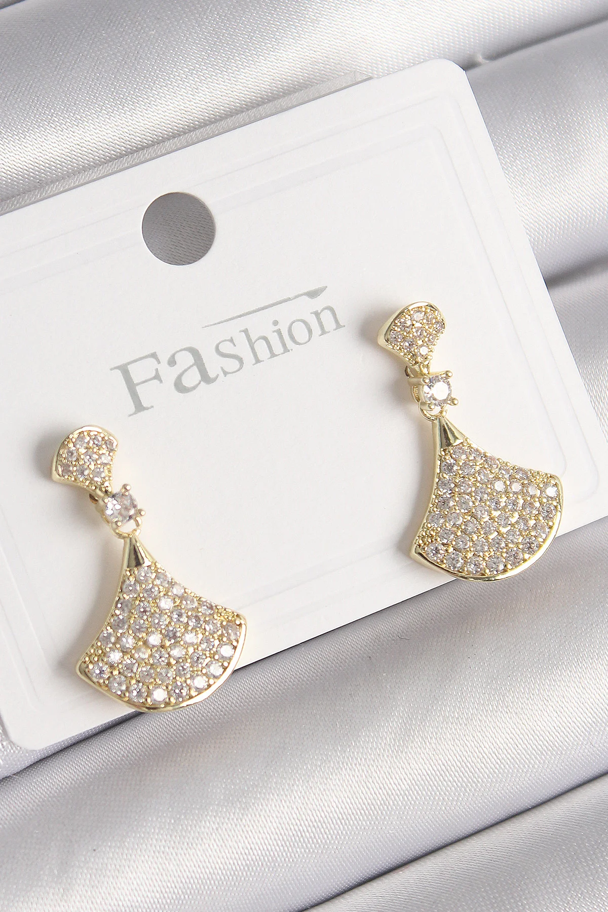 Pirinç Gold Zirkon Motif Model Kadın Küpe - Şıklık ve Kalite