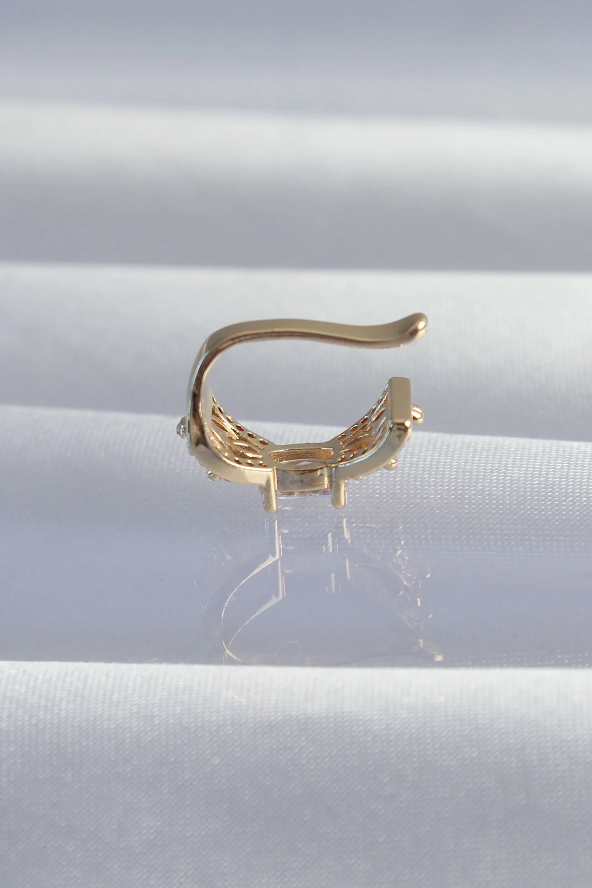 Pirinç Gold Zirkon Taş Kaplama Earcuff Küpe - Şık ve Parlayan Detaylar