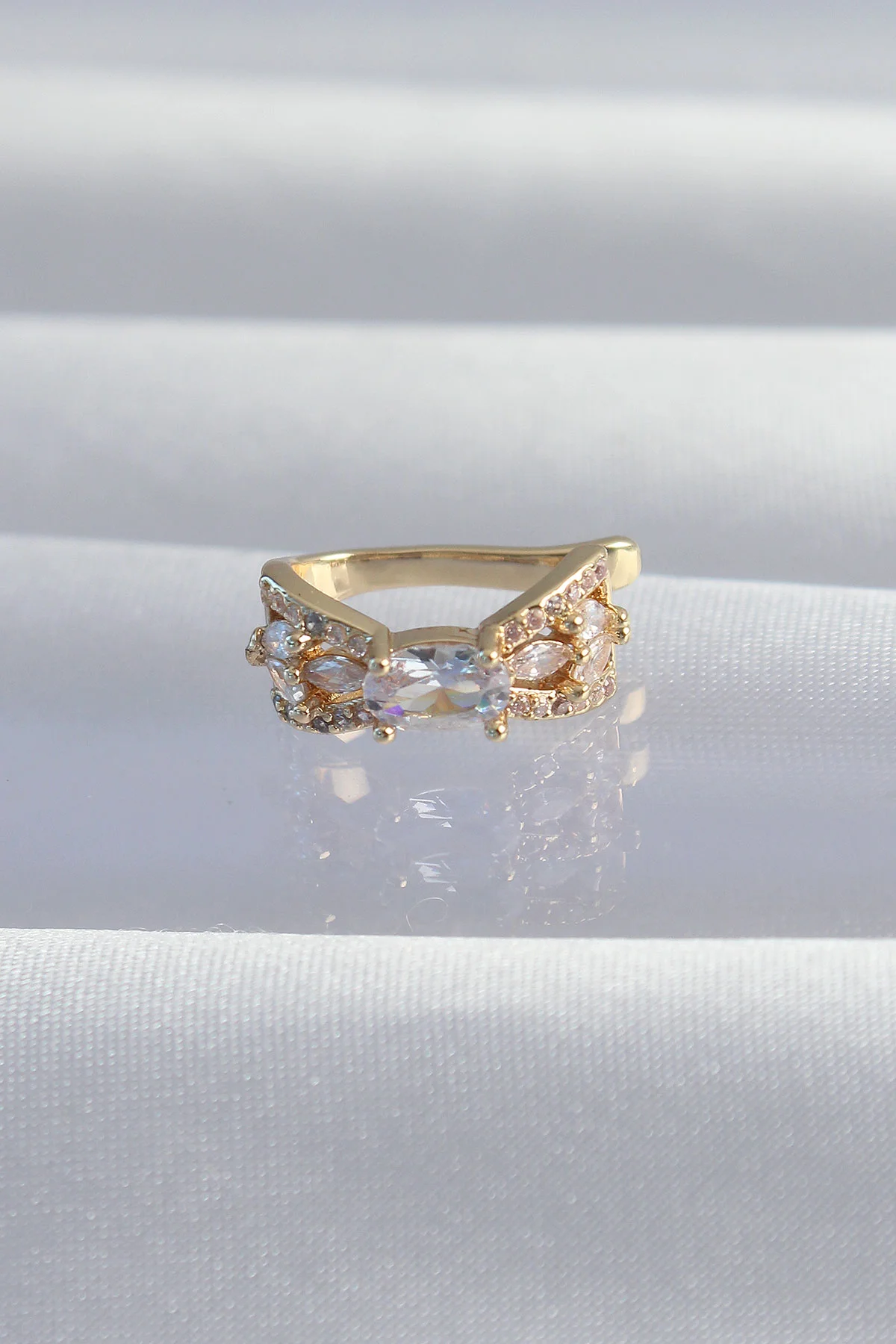 Pirinç Gold Zirkon Taş Kaplama Earcuff Küpe - Şık ve Parlayan Detaylar