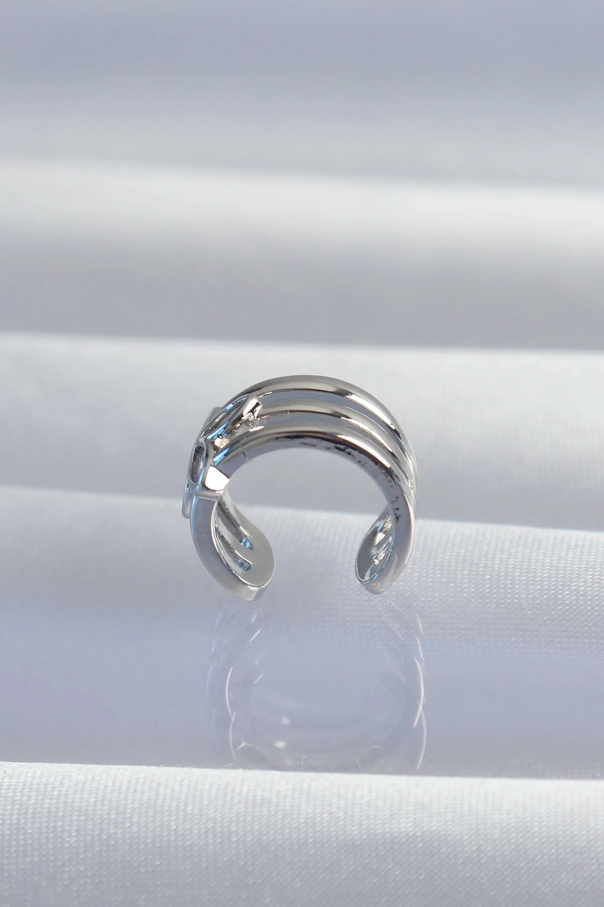 Pirinç Gümüş Renk Yonca Earcuff Küpe - Şık ve Modern Takı