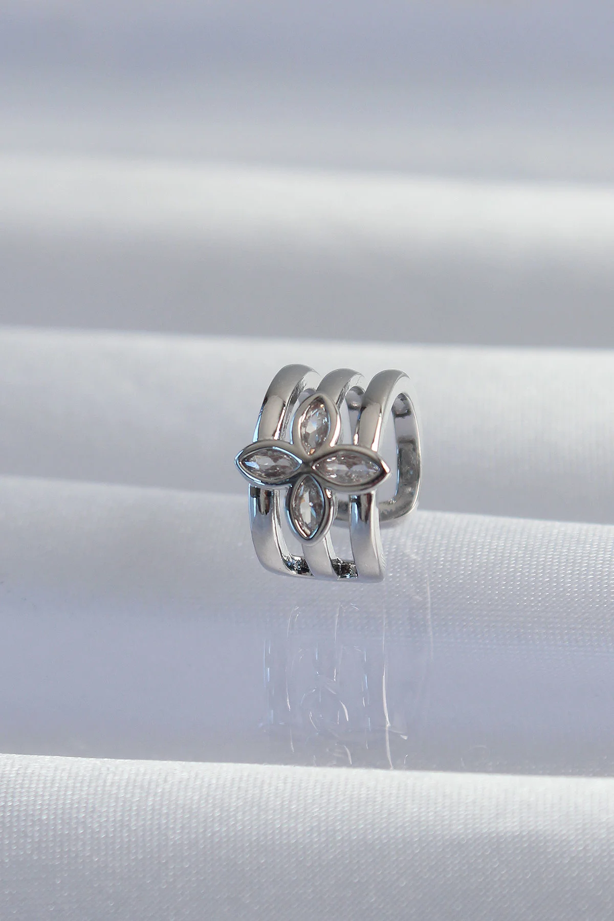Pirinç Gümüş Renk Yonca Earcuff Küpe - Şık ve Modern Takı