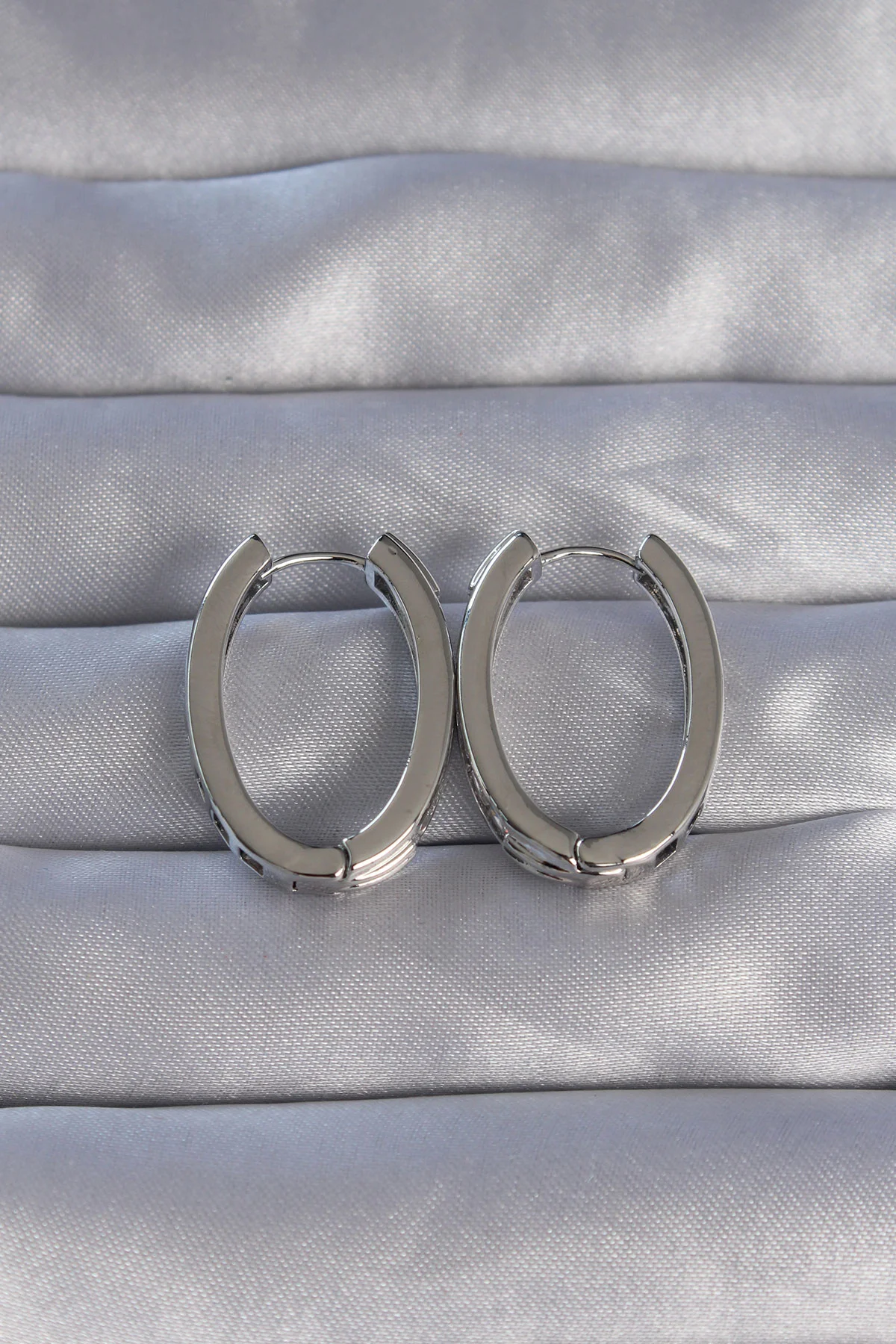 Pirinç Gümüş Renk Zirkon Taşlı Oval Model Küpe