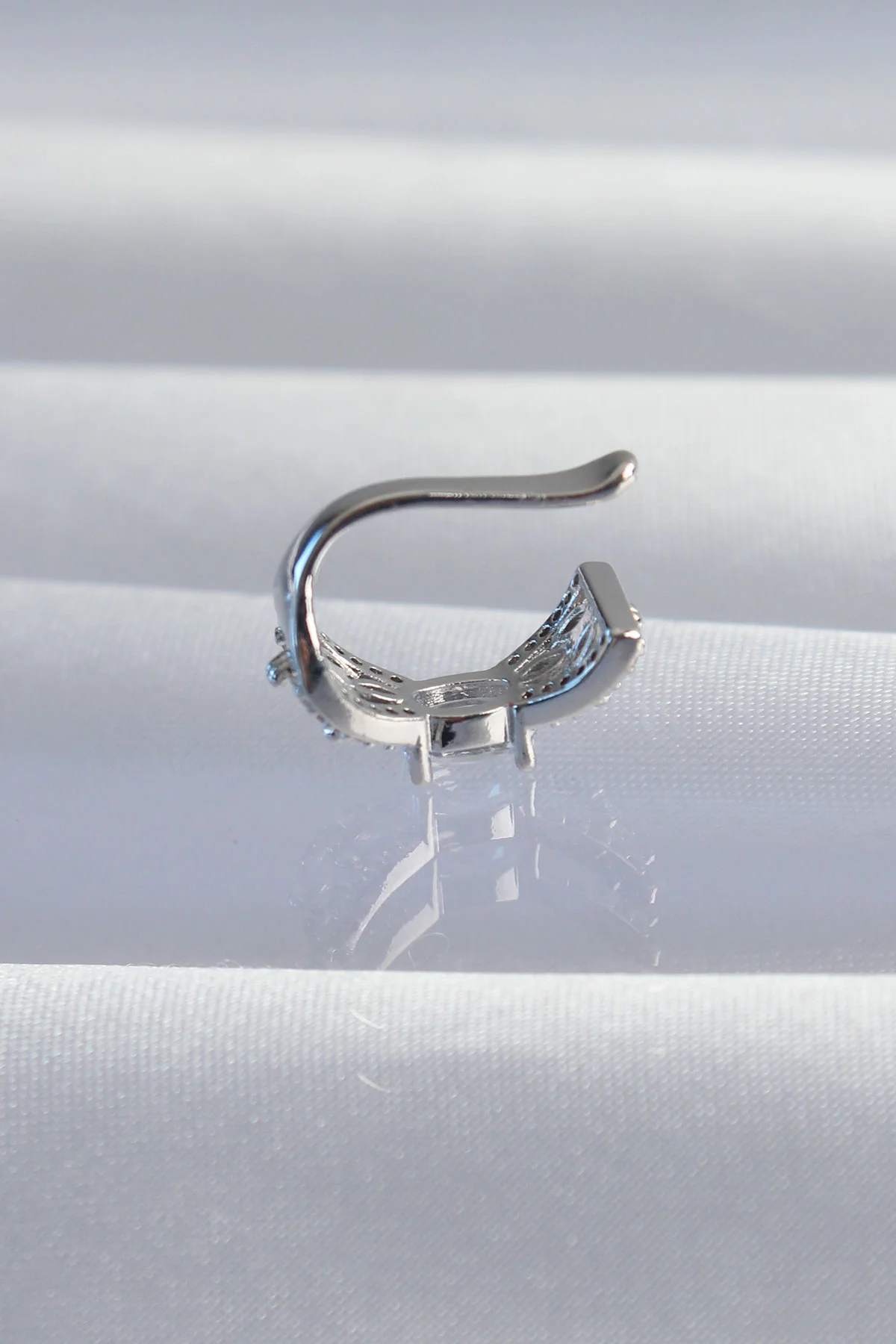 Pirinç Gümüş Renk Zirkon Taş Kaplama Earcuff Küpe - Modern ve Şık Takı Çözümü