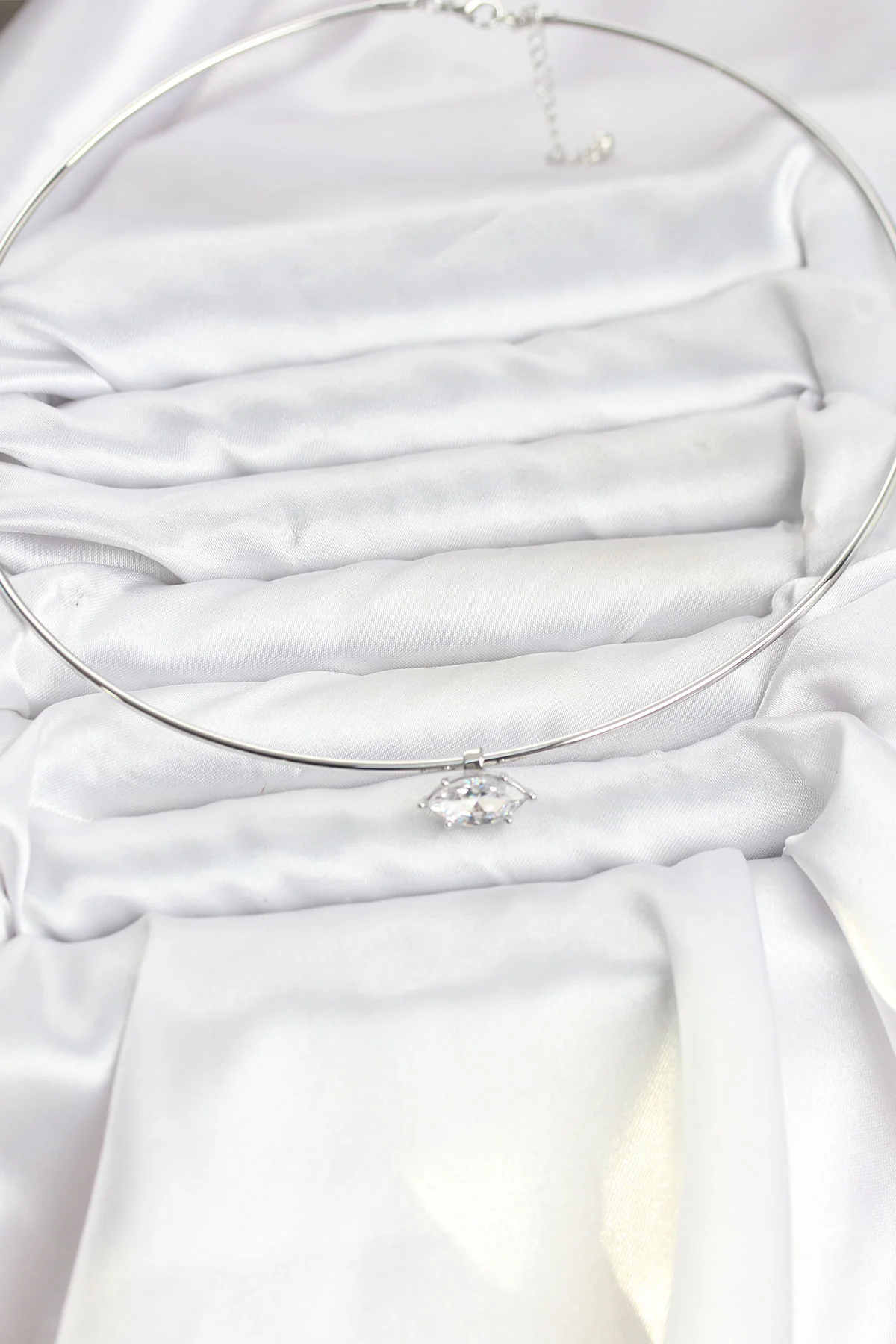 Pirinç Gümüş Renk Zirkon Taşlı Kadın Kolye - Şık ve Kalıcı Choker Modelleri