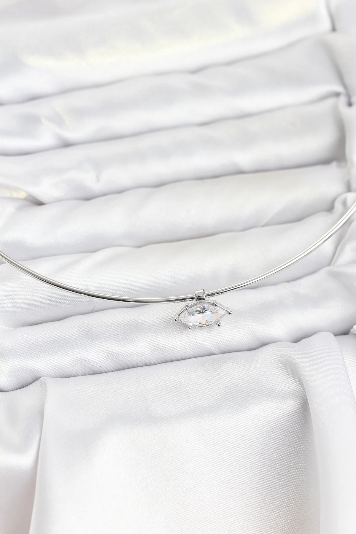 Pirinç Gümüş Renk Zirkon Taşlı Kadın Kolye - Şık ve Kalıcı Choker Modelleri
