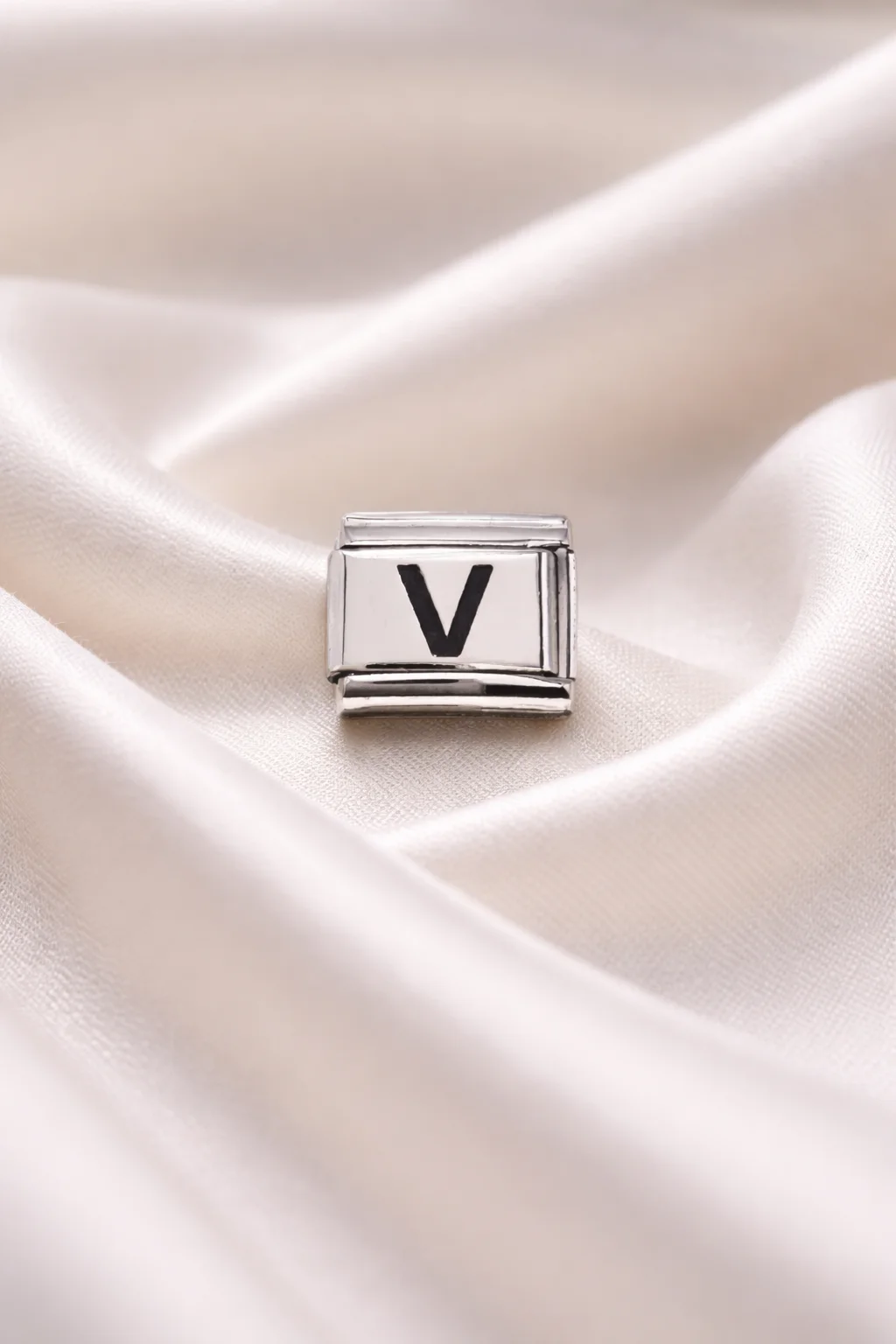 Northcity V Harfi Charm – Paslanmaz Çelik Kişiye Özel Bileklik Ak