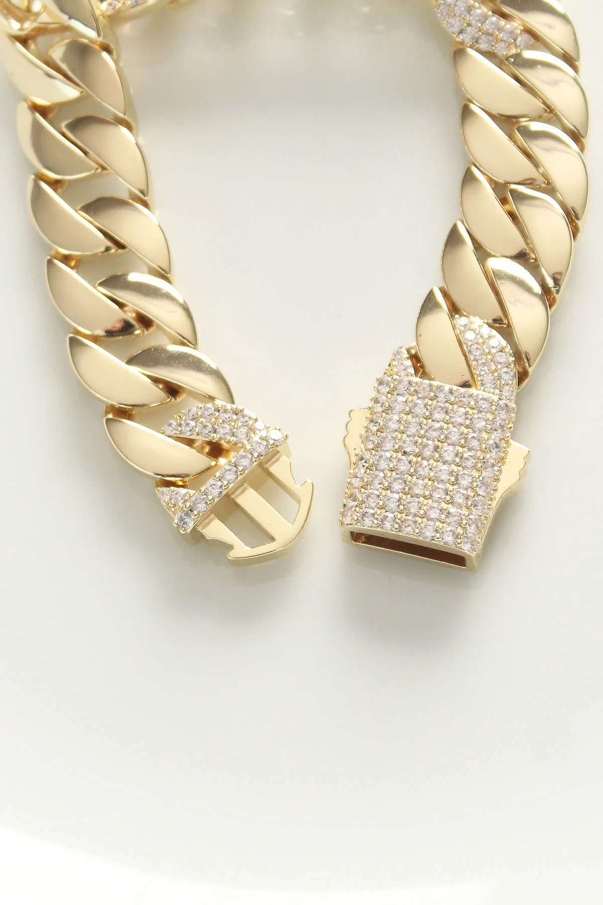 Vip Seri Pirinç Ortası Zirkon Taşlı Gold Gurmet Bileklik