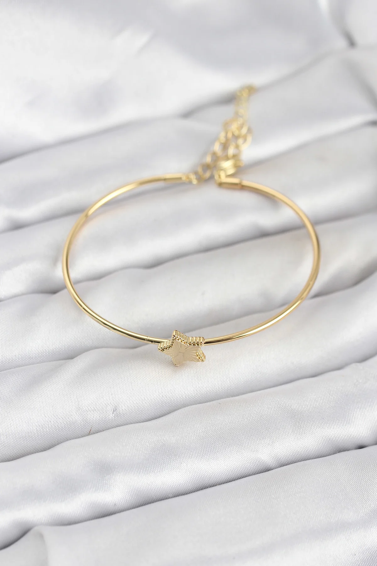 Yıldız Model Gold Renk Kadın Bileklik - Şık ve Dayanıklı Pirinç Takı