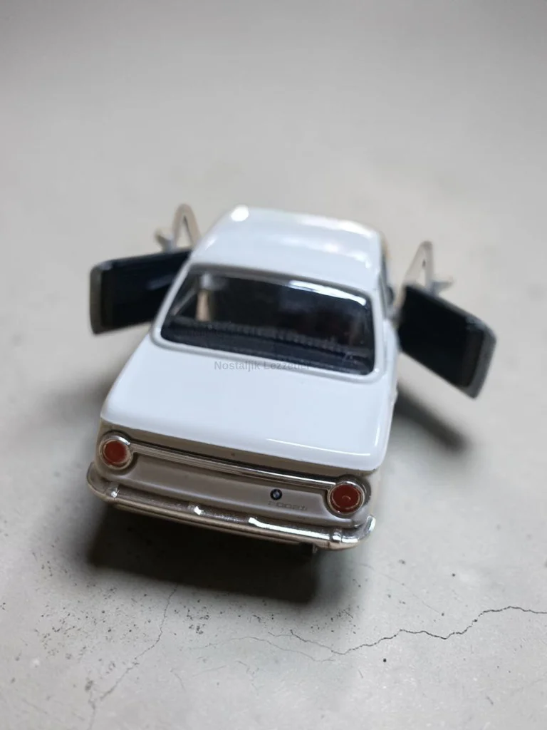 Nostaljik Beyaz Bmw 2000 TI ( 1/32 Ölçek ) Metal Çek Bırak Kapılar Açılır Model Araba Nostaljik Beyaz Bmw 2000 TI ( 1/32 Ölçek ) Metal Çek Bırak Kapılar Açılır Model Araba