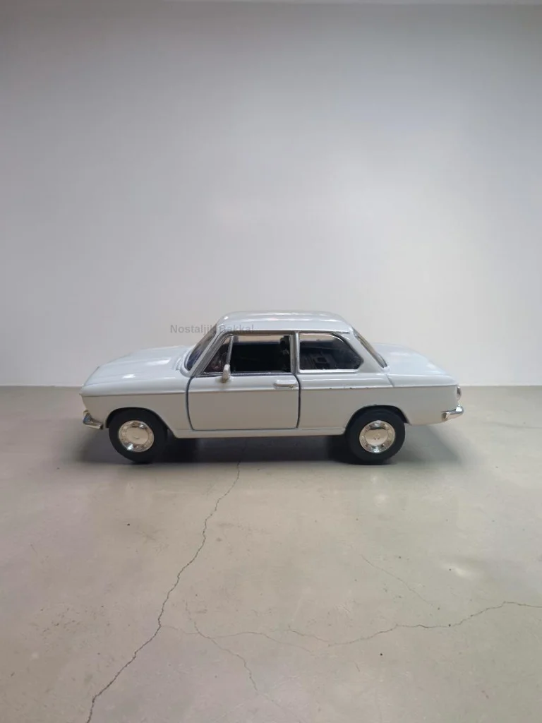 Nostaljik Beyaz Bmw 2000 TI ( 1/32 Ölçek ) Metal Çek Bırak Kapılar Açılır Model Araba Nostaljik Beyaz Bmw 2000 TI ( 1/32 Ölçek ) Metal Çek Bırak Kapılar Açılır Model Araba