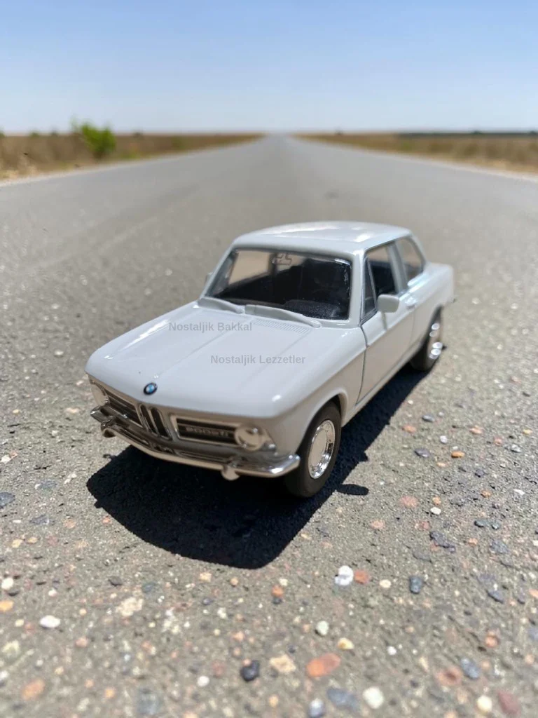 Nostaljik Beyaz Bmw 2000 TI ( 1/32 Ölçek ) Metal Çek Bırak Kapılar Açılır Model Araba Nostaljik Beyaz Bmw 2000 TI ( 1/32 Ölçek ) Metal Çek Bırak Kapılar Açılır Model Araba